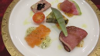 レンガ調の店内で飛騨の食材楽しめる洋食レストラン