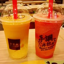 右がスイカ、左がマンゴージュース♪(´・∀・)