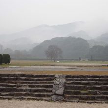 霧にかすむ山々
