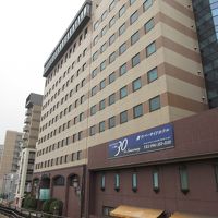 川沿いの大きなホテルです