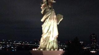 ライトアップされています