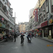 ４階建て長屋住宅の一階に並ぶ商店街
