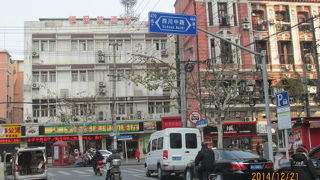 1階が店舗、2階が住宅の長屋住宅が並んでいます。