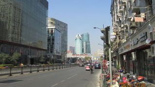 初期の英国租界の西の境界線、外灘からここまで上海優秀歴史建築が集中しています。