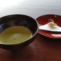 到着するとお抹茶のサービスがあります