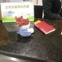 荷物の確認と成田での搭乗券確認をします。