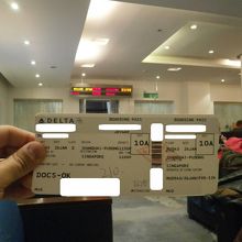 成田で発券した搭乗券に赤いスタンプ。これ重要です。忘れずに！