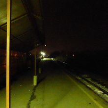 ５：空港最寄り駅。看板ない無人駅。車掌さんに駅名確認して！