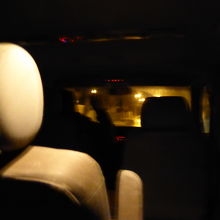 ７：10人乗りミニバンが定刻より早く来るので乗車。空港へ！