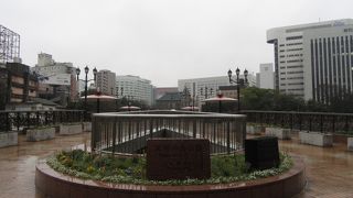 ビルに囲まれた都心の公園