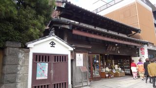 「出桁造り」の店構え