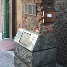 金春通りレンガ遺構の碑の側面の様子です。伝統を感じます。