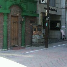 御門通りから見た金春通りレンガ遺構の碑です。周囲は煉瓦です。