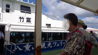 こじんまりした港とターミナル