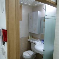 狭いバスルーム。