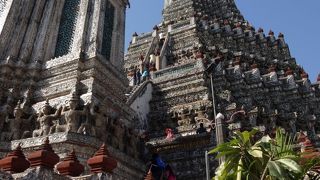 高くそびえる仏塔！