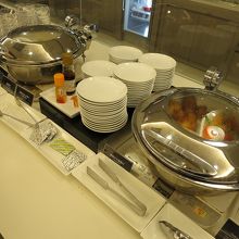 ホットミールには唐揚げなどがありました 