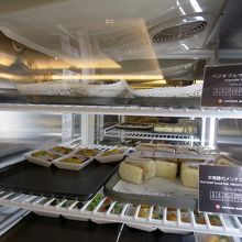 パンとは別にサンドイッチは冷蔵庫内に…心遣いですね 