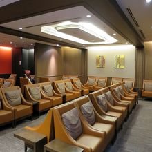 ここの２か所にソファーの並ぶエリアがありました 