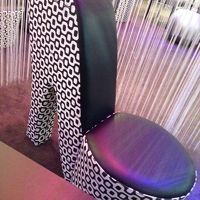 かわったデザインのヒールの形の椅子
