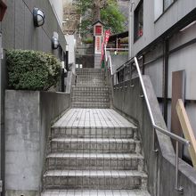 ビル横の参道です