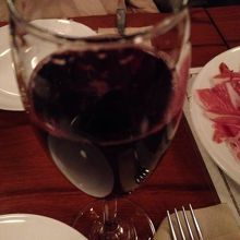 コースの飲み放題は，ワイン以外もカクテルなど種類豊富