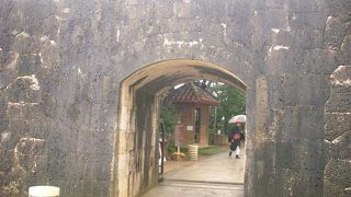 西のアザナ近くの門