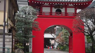 赤い門が目を引きます