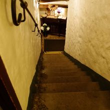 階段を降りて地下階へ。