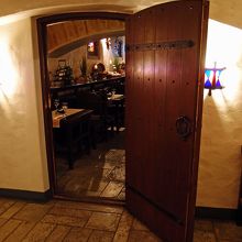 地下階ですがほど良い明るさ。