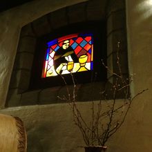 ステンドグラスの窓。