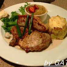 メインは豚のステーキで。