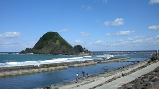 海岸から赤い橋で“白山島”に渡れます