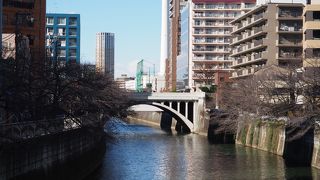 交通量の多い小さな橋です