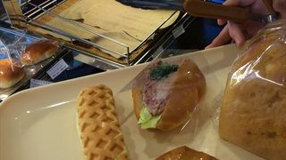 ポンムカスターがおすすめです、自家製カスタードを敷き詰めた上に丸ごとりんごをのせています、紅茶やコーヒとの相性が良い、そんな一品です。