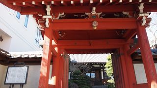 赤い門が目を引きます