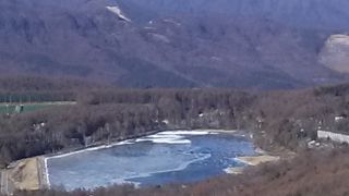 頂上からきれいに女神湖が見えます