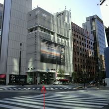 数寄屋橋の交差点の角にあるのがソニービルです。赤色の矢印