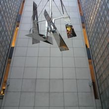 近隣の東側のソニービル通りには、エルメスの店舗があります。