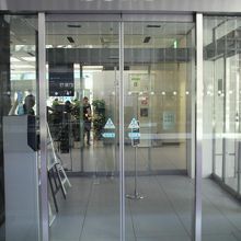 ソニービル通りに面した１階出入口の様子です。ガラス製ドアです