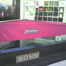 交差点の角に設置されているショーの舞台です。多目的舞台です。