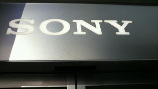 ソニービルは、外堀通りと晴海通りの交わる数寄屋橋交差点に面しています。