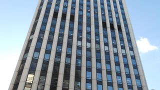 西口にある超高層ビルです