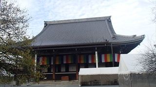 荘厳な雰囲気が漂っています。西本願寺の南隣に位置するものです。