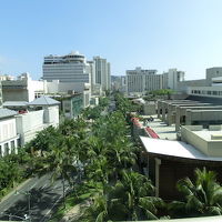 カラカウア通りを一望できます