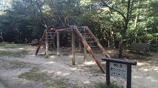 体力づくりコーナが充実していて、公園の中、様々な所に設置されている健康遊具、体力づくりや健康維持に利用できます。