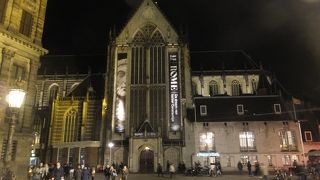 ダム広場に建つ教会