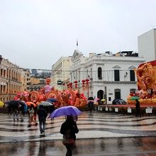 セナド広場入り口　旧正月前なので噴水はランタンに