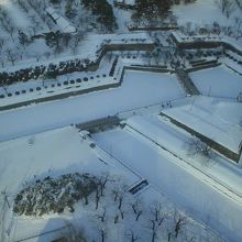 二つの橋を渡って公園に入ります