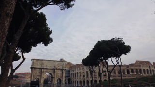 凱旋門は囲まれています